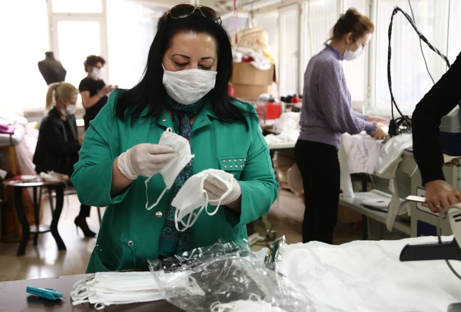 Aksaray’da sağlık çalışanlarına maske ve tulum desteği