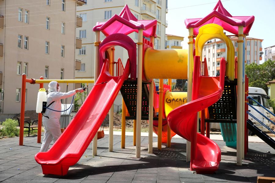 240 ADET ÇOCUK OYUN PARKI VE DİNLENME ALANI DEZENFEKTE EDİLİYOR