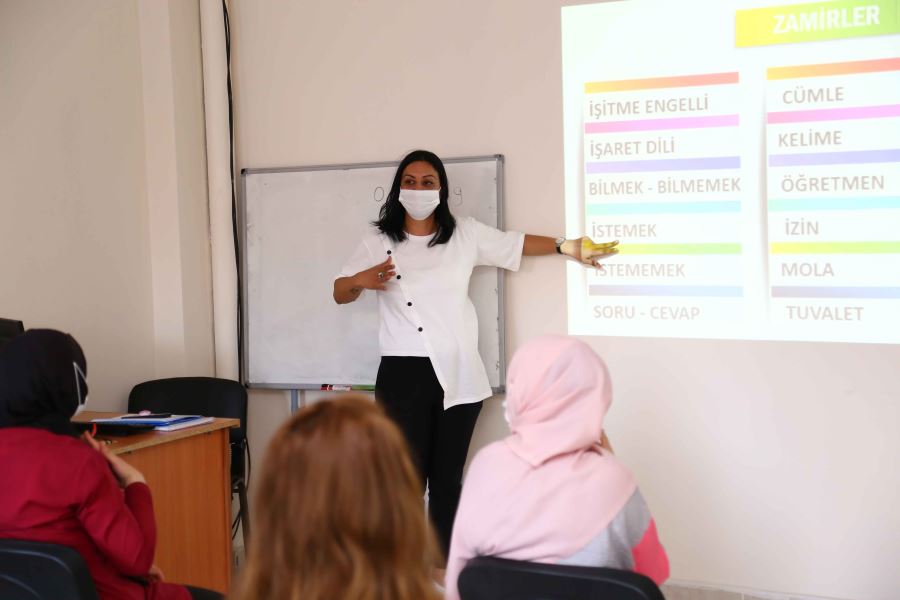 AKSARAY BELEDİYESİ TARAFINDAN AÇILAN İŞARET DİLİ KURSLARINDA EĞİTİMLER DEVAM EDİYOR