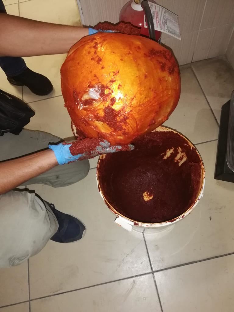 salça kovasına gizlenmiş vaziyette 3 kilo 150 gram KUBAR ESRAR MADDESİ ele geçirildi