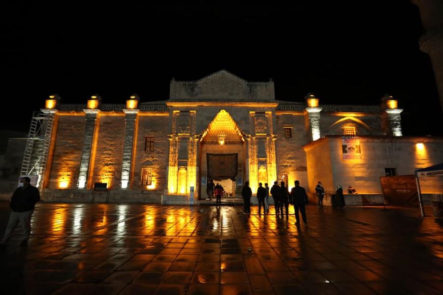 AKSARAY TARİHİ ULU CAMİ IŞIKLANDIRMA ÇALIŞMALARI İLE İHTİŞAMLI BİR GÖRÜNÜM KAZANIYOR