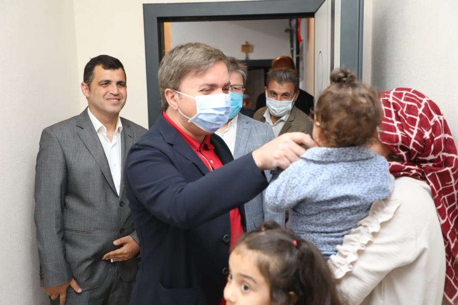 Aksaray Valisi Hamza Aydoğdu Engelliler Haftasında görme engelli radyo programcısı Enes Yıldırım’a sürpriz bir ziyaret gerçekleştirdi.