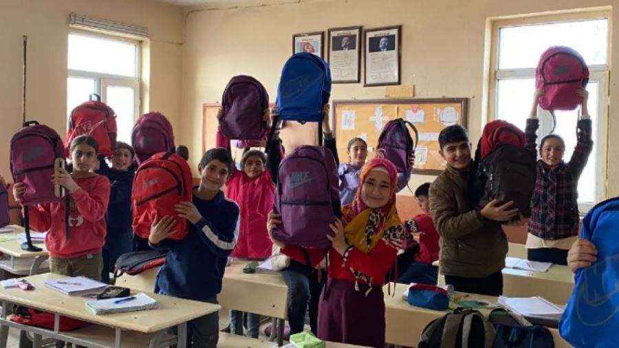 Şehit Uzman Çavuş Hüseyin Kaya İlkokulunda okuyan 314 öğrenciye eğitim materyallerinden oluşan hediyeler gönderdi.