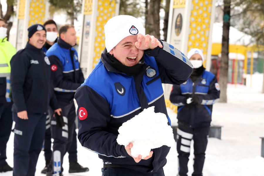 ÖZEL ÇOCUKLAR, ZABITALARLA KAR TOPU OYNAYIP EĞLENDİ