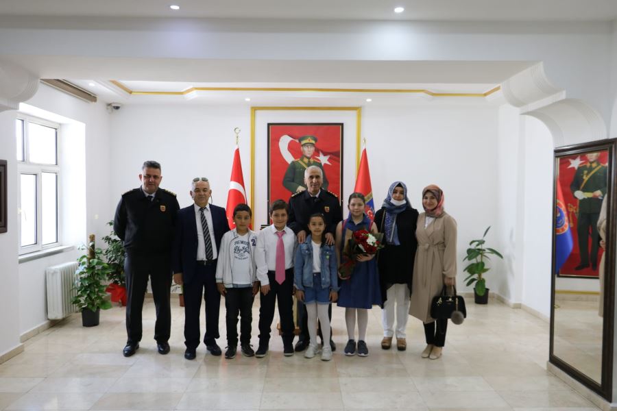  Görevdeki Jandarma personeline telsizden çağrı yaparak görevlerinde başarılar diledi