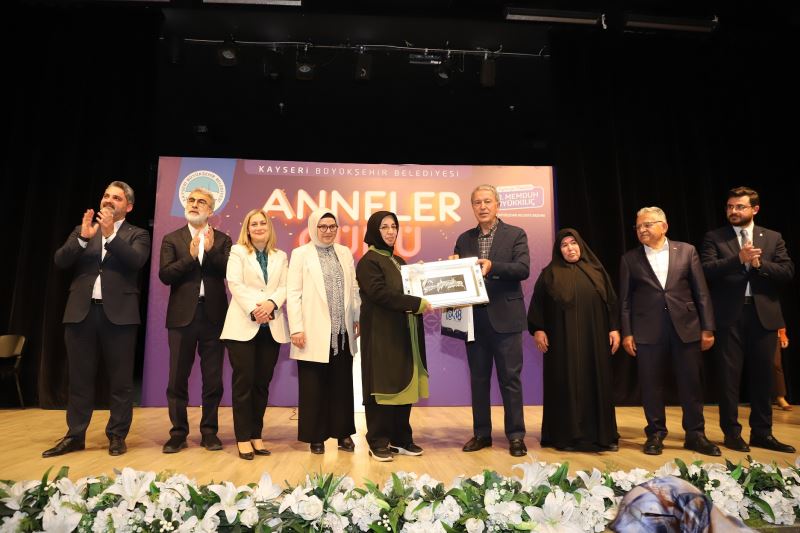 Bakan Akar, Büyükşehir Etkinliğinde Annelerle Buluştu