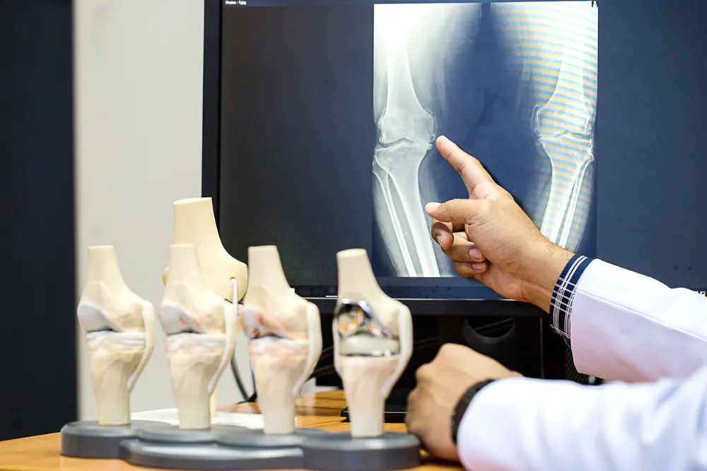 Ortopedi ve Travmatoloji Hekimi Op. Dr. Evren Fehmi Atay, çocuk yaştan itibaren alınabilecek önlemler konusunda da önemli bilgiler paylaşıyor