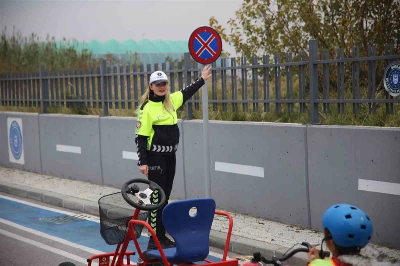 Çocuklar Direksiyon Başına Geçti Kavşaklar Polisle Doldu