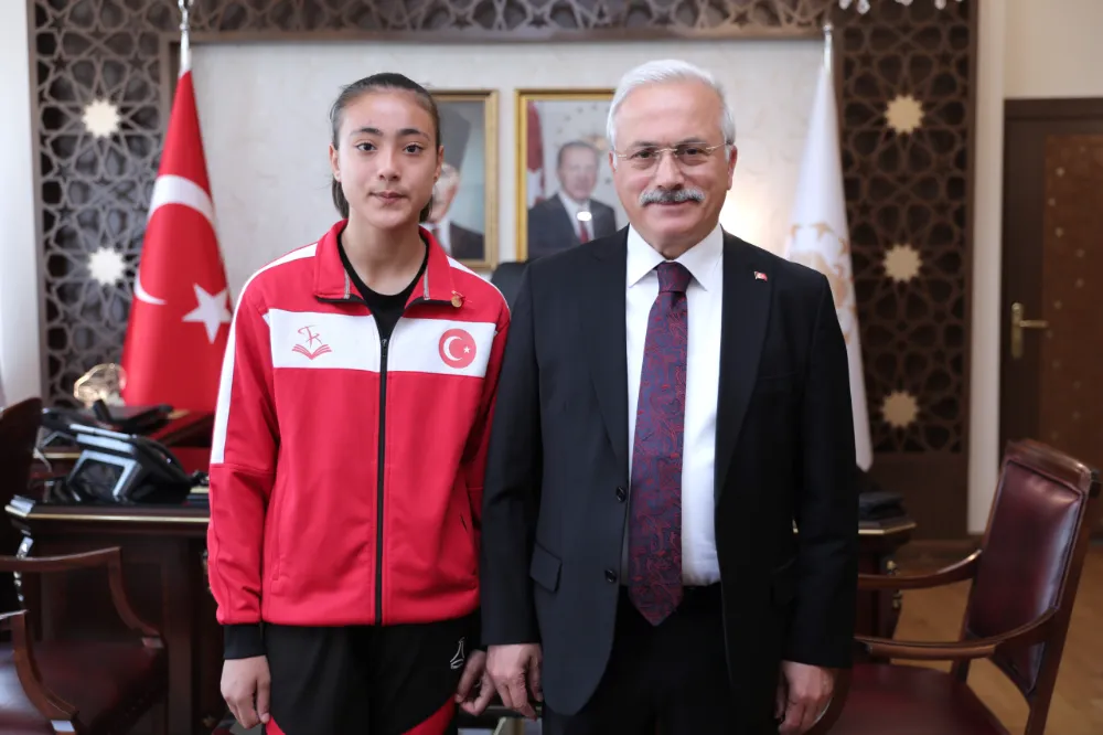 Aksaray Valisi Mehmet Ali Kumbuzoğlu, şampiyon sporcuyla bilek güreşi tuttu