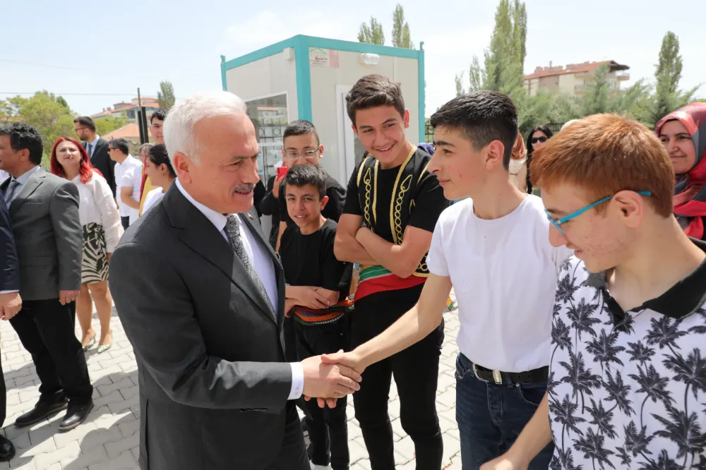 Vali Mehmet Ali Kumbuzoğlu özel çocukların mezuniyet heyecanına ortak oldu