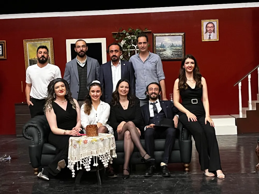 Aksaray Barosu Tiyatrosu muhteşem performansıyla alkışları topladı.