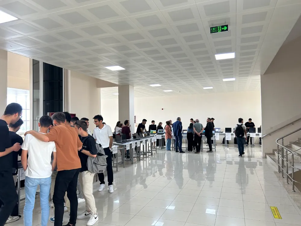 YAZILIM ÖĞRENCİLERİ WEB TABANLI PROJELERİNİ SERGİLEDİ