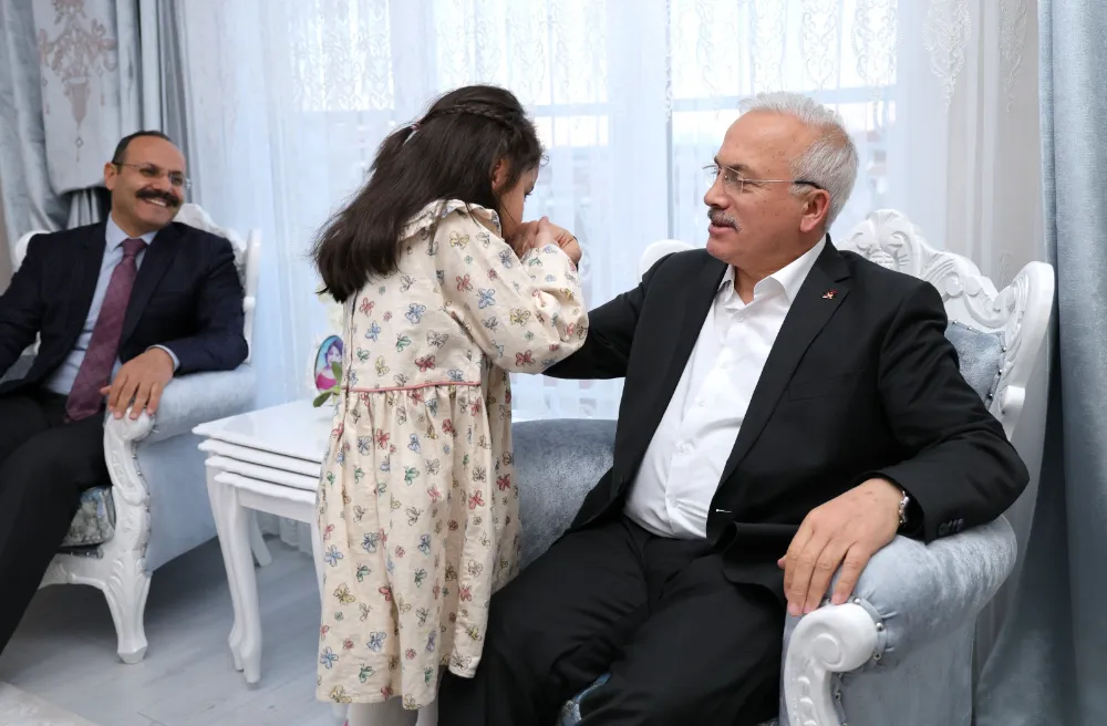 Vali Kumbuzoğlu koruyucu aile ile birlikte iftar yaptı
