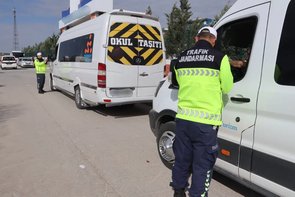 08 Nisan 2025 tarihinde okul servis araçlarına yönelik denetim ve bilgilendirme faaliyeti devam etmektedir