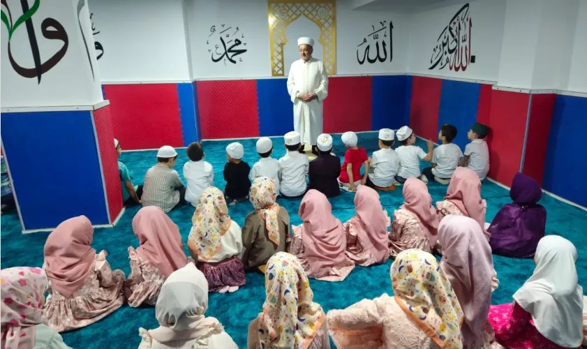 H. Ömer Şükrüye Keleş 4-6 Yaş Kur’an Kursunda yapımı tamamlanan mescitte ilk namaz, İl Müftümüzün katılımı ile kılındı.