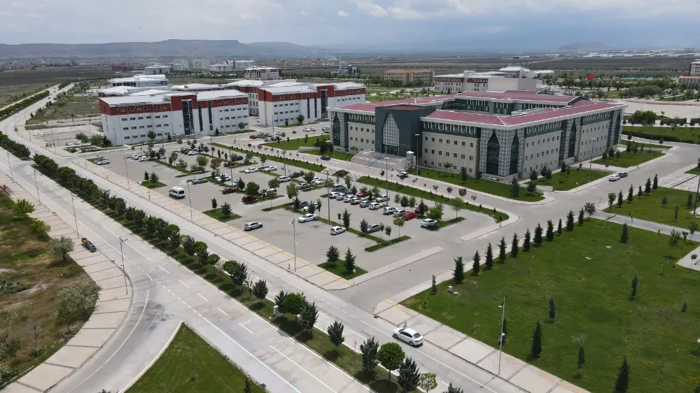 Aksaray Üniversitesi öğrencilerini  en iyi şekilde geleceğe hazırlıyor