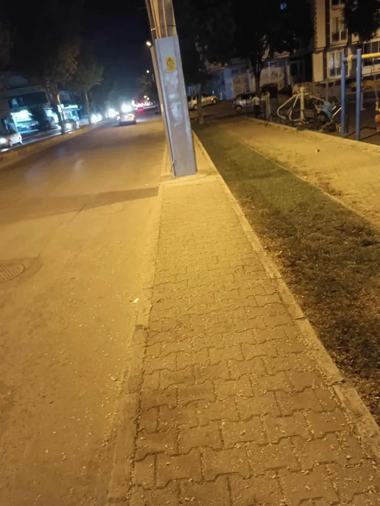 KALDIRIMDAKİ ELEKTRİK DİREĞİ VE EKMEK BÜFESİ ENGELLİLERE ENGEL OLUYOR