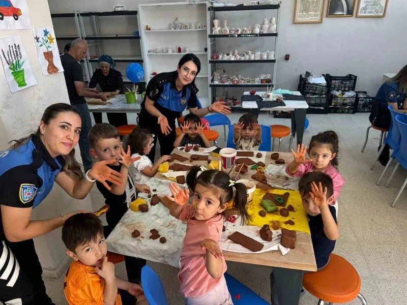 Hakkâri Toplum Destekli Polis Ekiplerince Yürütülen ‘Doğan Güneşte Yeni Umutlar’ Projesi Kapsamında  Miniklere Seramik Sürprizi